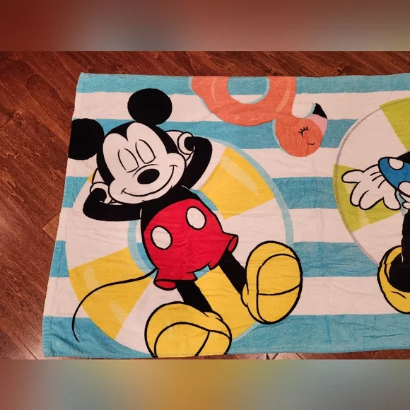 Disney Mickey Mouse & Minnie Summer Fun Beach Towel NWOT - Picture 2 of 4